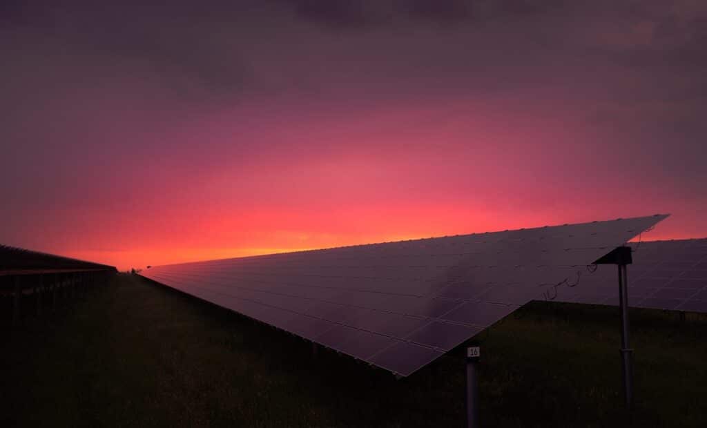 grass, sky, solar panels-1842296.jpg